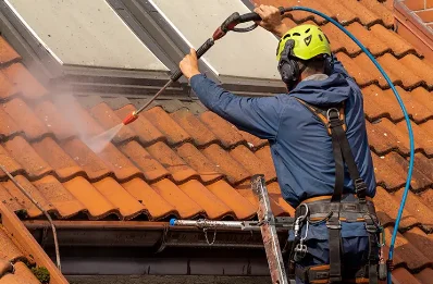 Démoussage et hydrofuge de toiture à Arcomps